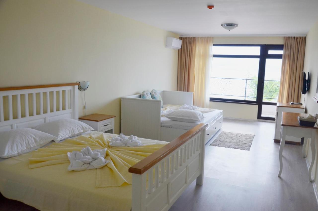 Ashram Hotel Primorsko Exterior photo